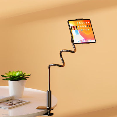 Support pour tablette flexible à bras col de cygne fixé au bureau, offrant un angle de vision réglable pour travailler, suivre une recette, regarder des vidéos ou participer à des visioconférences en gardant les mains libres.