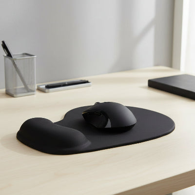Tapis de souris noir sur bureau avec souris 