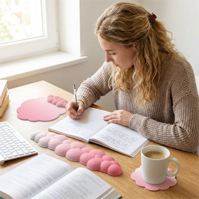 Tapis de souris repose poignet | CloudDesk™ rose sur bureau avec femme qui travail a son bureau