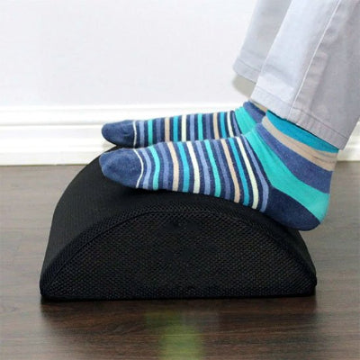 Bureau repose pieds sur plancher avec pied dessu