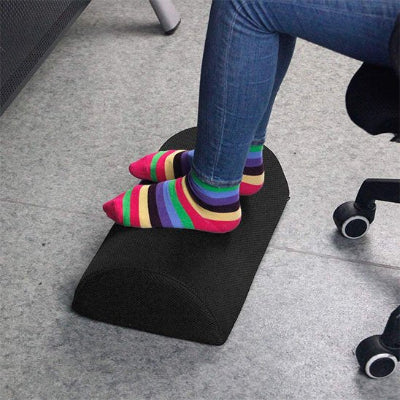 Bureau repose pieds sur plancher ceramique avec pied poser dessu