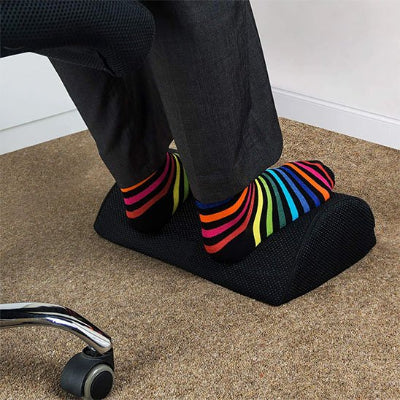 Bureau repose pieds sur plancher en tapis avec pied poser dessu
