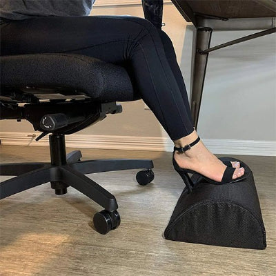 Bureau repose pieds sous un bureau avec pied de femme en talon haute poser dessu