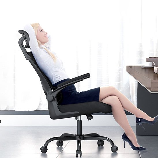 Chaise ergonomique bureau avec femme assise 