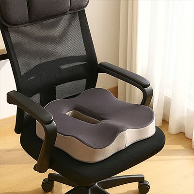 Coussin d'assise ergonomique sur chaise noir