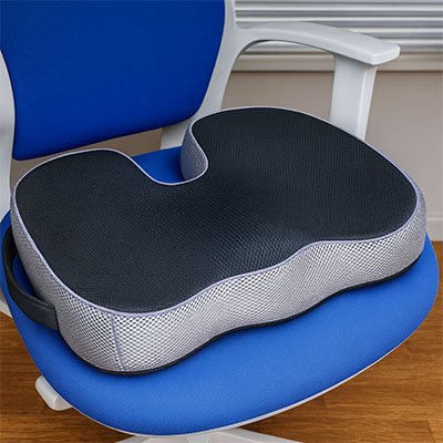 Coussin ergonomique sur chaise bleu