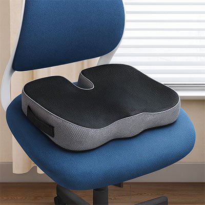 Coussin ergonomique noir sur chaise 