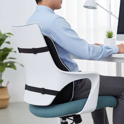 Coussin lombaire avec homme sur chaise 