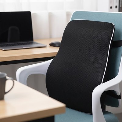 Coussin lombaire noir sur chaise