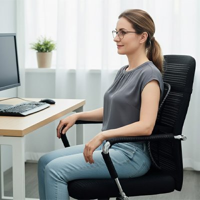 Coussin lombaire avec femme assise sur chaise bureau