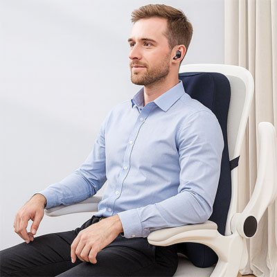 Coussin lombaire avec homme sur chaise de bureau