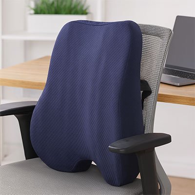 Coussin lombaire bleu sur chaise 