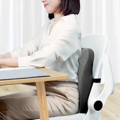 Coussin lombaire gris avec femme assise sur chaise 