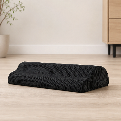 Coussin repose-pieds Nébula Mesh noir vu de trois-quarts avec poignée latérale