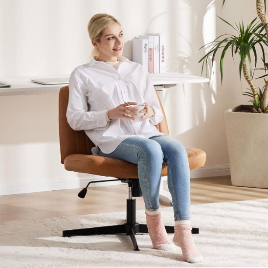 Fauteuil de bureau avec femme souriante assise 