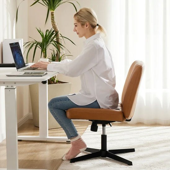 Fauteuil de bureau avec femme assise devant son bureau