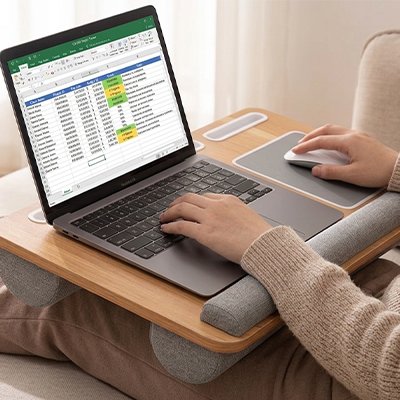 Plateau pour ordinateur au lit finition bois avec souris et repose-poignets