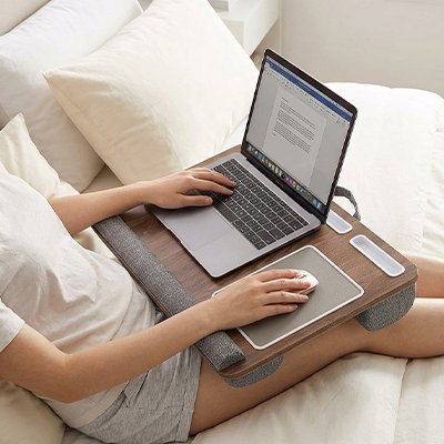 Plateau pour ordinateur au lit avec souris à droite sur les jambes