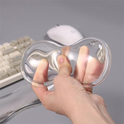 Repose poignet souris dans main gauche