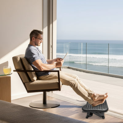homme assis sur son fauteuil avec les pied sur repose pied bureau