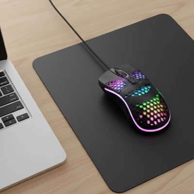 Souris gamer filaire noire avec éclairage multicolore sur un tapis