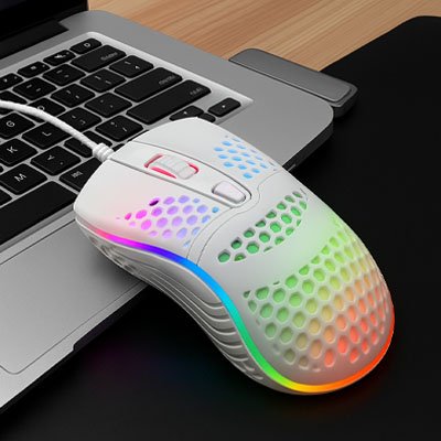 Souris gamer filaire blanche à coque ajourée près d’un ordinateur portable