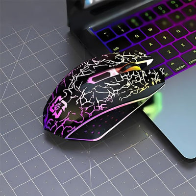 Souris gamer silencieuse noire à motifs craquelés près d’un clavier lumineux