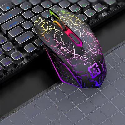 Souris gamer silencieuse noire posée près d’un clavier à touches éclairées