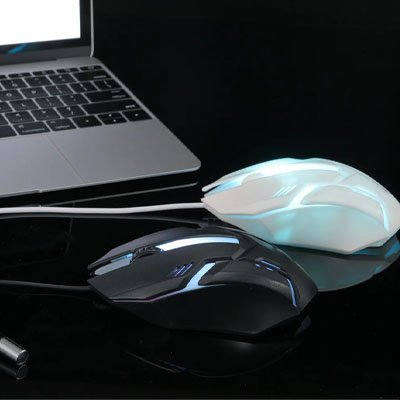 Souris légère ClickForce noire et blanche près d’un ordinateur portable
