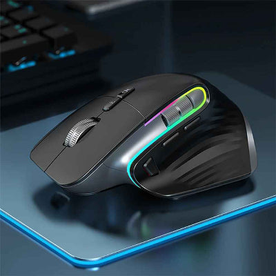 souris ergonomique sans fil noir sur tapis chrome