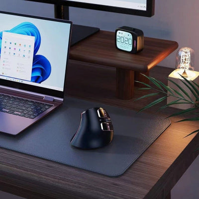 souris verticale ergonomique sur bureau