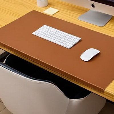 Sous-main bureau avec rebord DeskShield marron montrant le rebord devant le plateau