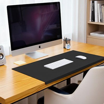 Sous-main bureau avec rebord DeskShield noir avec clavier et souris devant un écran