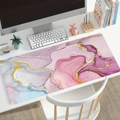 Sous main bureau Chromatic Marble marbré rose et mauve sur bureau blanc