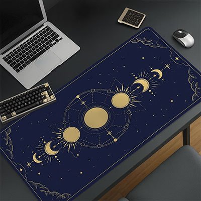 Sous-main bureau marine avec clavier, ordinateur portable et souris
