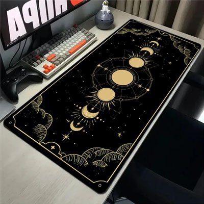 Sous-main bureau noir sur un bureau avec manette et clavier