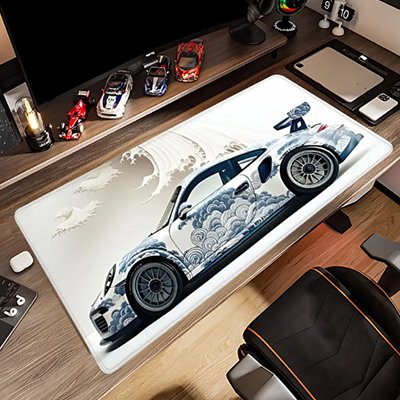 Sous-main bureau voiture Échappée Sportive au décor de nuages sur un bureau en bois