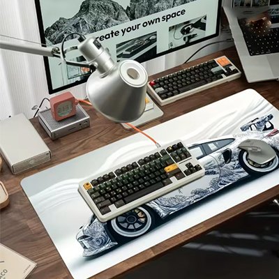 Sous-main bureau voiture Échappée Sportive sous un clavier sur un bureau
