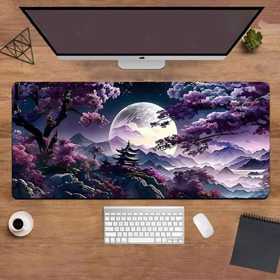 Sous main de bureau Luna Sakura violet devant un écran sur bureau en bois