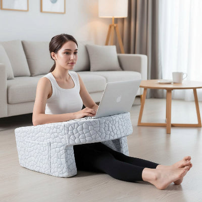 support ordinateur portable pour le lit en mousse mémoire sur le sol avec une femme travaillant sur son portable dans le salon
