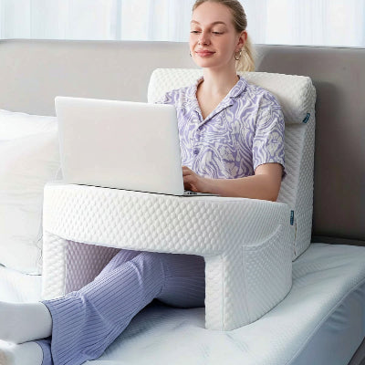 femme travaillant sr son ordinateur portable dans son lit avec support ordinateur portable pour le lit en Mousse Mémoire