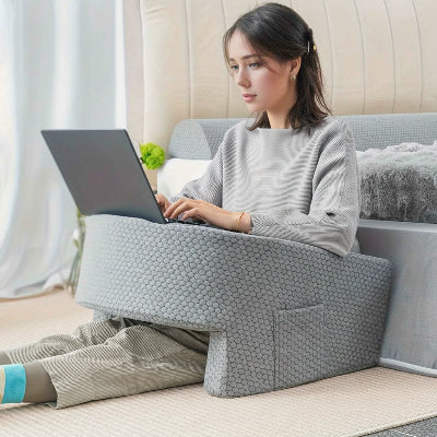 femme travaillant sur son portable posé sur support ordinateur portable pour le lit en Mousse Mémoire par terre dans sa chambre 