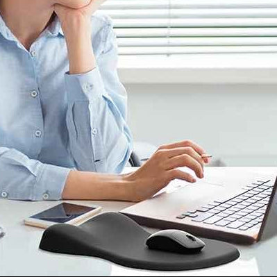 Tapis de souris avec repose poignet AppuiCourbe sur un bureau près d’un ordinateur portable