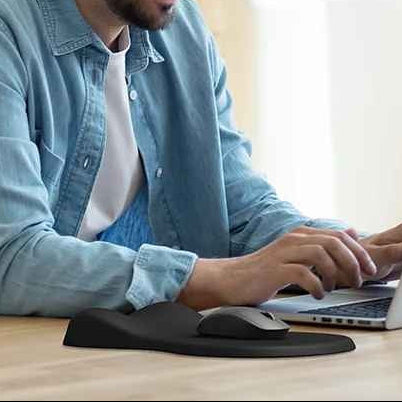 Tapis de souris avec repose poignet AppuiCourbe avec une souris près d’un ordinateur portable sur une table en bois
