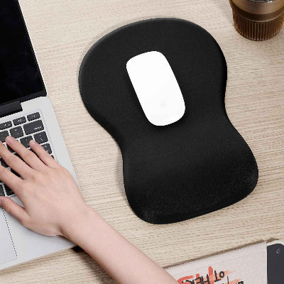 Tapis de souris avec repose poignet AppuiCourbe vu de dessus sur un bureau près d’un ordinateur portable