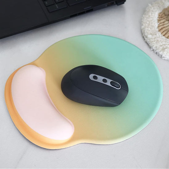 tapis de souris ergonomique beige vert sur bureau