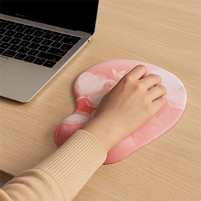 Tapis de souris ergonomique rose avec main femme 