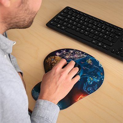 Tapis de souris ergonomique utiliser par un homme
