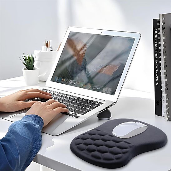 Tapis de souris​ ergonomique sur bureau coté ordinateur