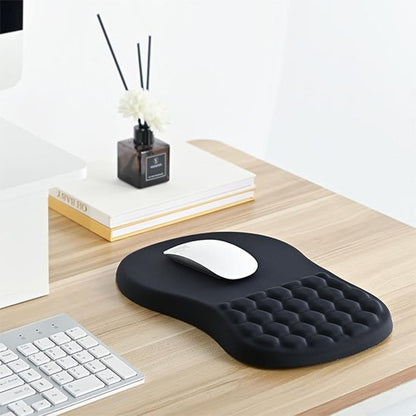 Tapis de souris​ ergonomique noir sur bureau bois